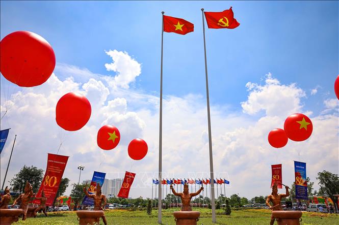 Trung tâm Triển lãm quốc gia được trang trí rực rỡ. Ảnh: Thanh Tùng/TTXVN