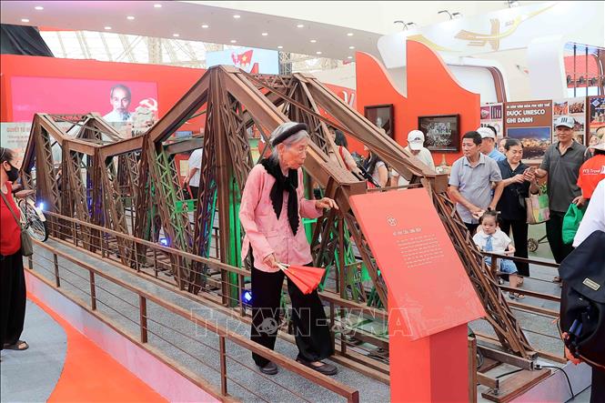 Người dân trải nghiệm không gian trưng bày của thành phố Hà Nội. Ảnh: An Đăng/TTXVN