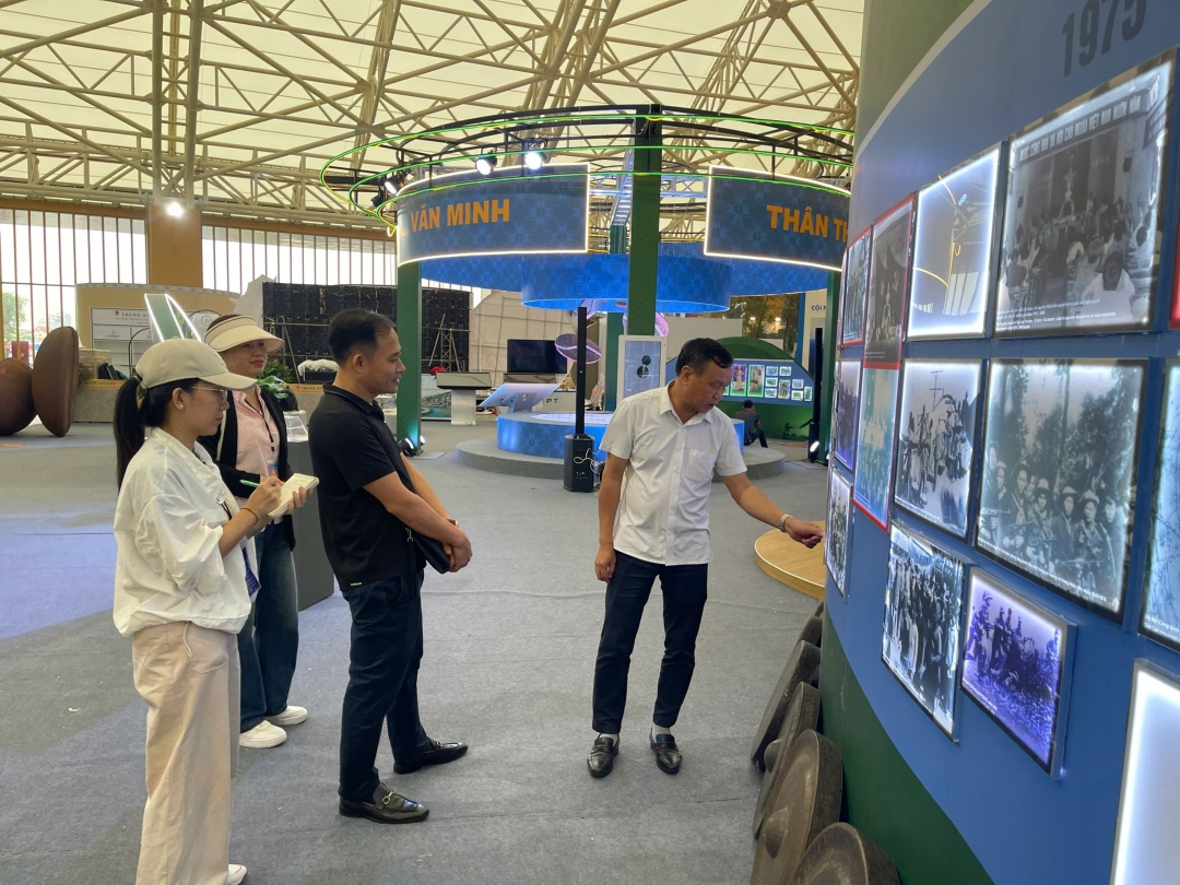 Phó Chủ tịch UBND tỉnh Đào Mỹ (áo trắng) kiểm tra tiến độ thi công Triển lãm thành tựu kinh tế - xã hội tỉnh Đắk Lắk tại Trung tâm Hội chợ Triển lãm Quốc gia (Đông Anh, Hà Nội).