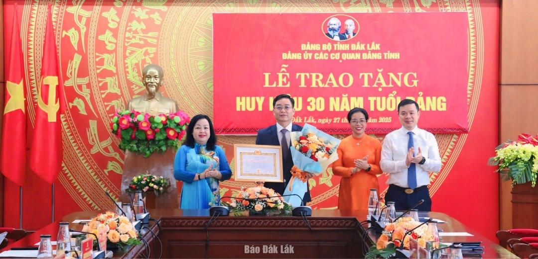 Đồng chí Cao Thị Hòa An, Phó Bí thư Thường trực Tỉnh ủy, Chủ tịch HĐND tỉnh, Bí thư Đảng ủy Các cơ quan Đảng tỉnh trao quyết định; Thường trực Tỉnh ủy tặng hoa chúc mừng Ủy viên Trung ương Đảng, Bí thư Tỉnh ủy Nguyễn Đình Trung.