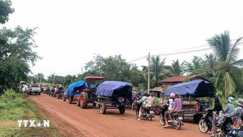 Người dân sơ tán khỏi tỉnh biên giới Oddar Meanchey thuộc Campuchia, sau khi căng thẳng tái diễn tại khu vực biên giới giữa Thái Lan - Campuchia. Ảnh: THX/TTXVN