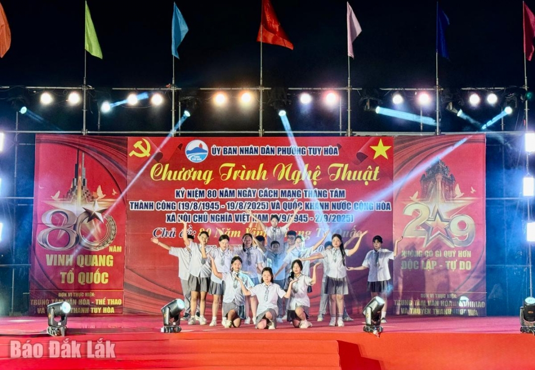 Các học sinh trên địa bàn phường với tiết mục nhảy hiện đại.