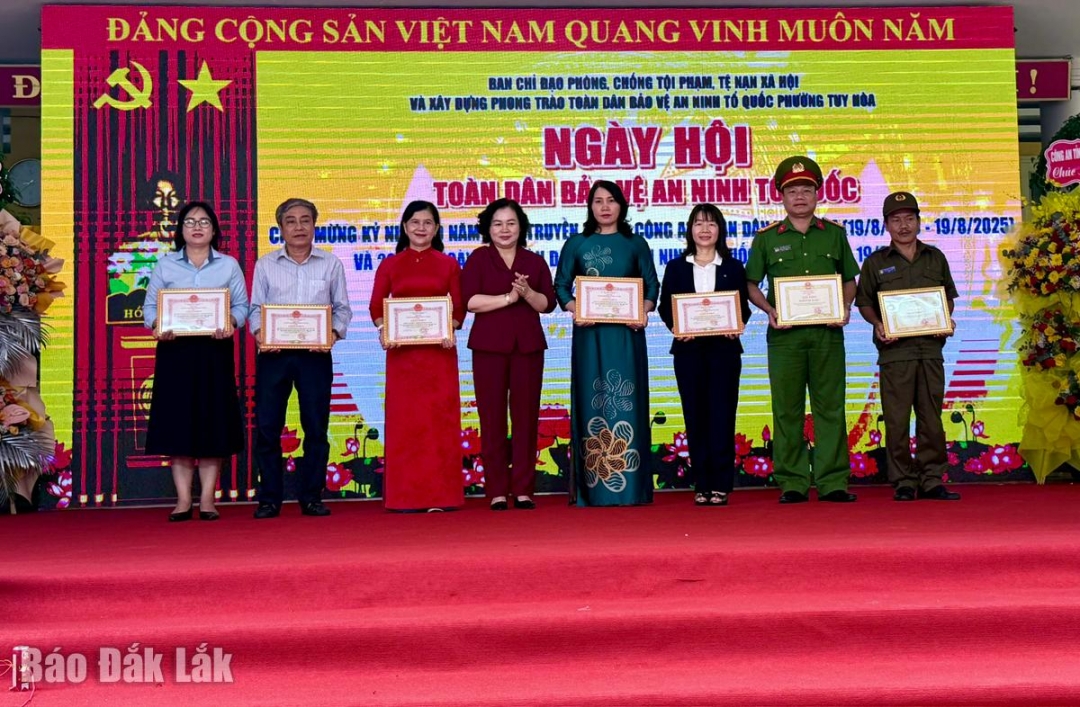 UBND phường Tuy Hòa tặng giấy khen cho các tập thể tiêu biểu trong phong trào Toàn dân bảo vệ an ninh Tổ quốc.

