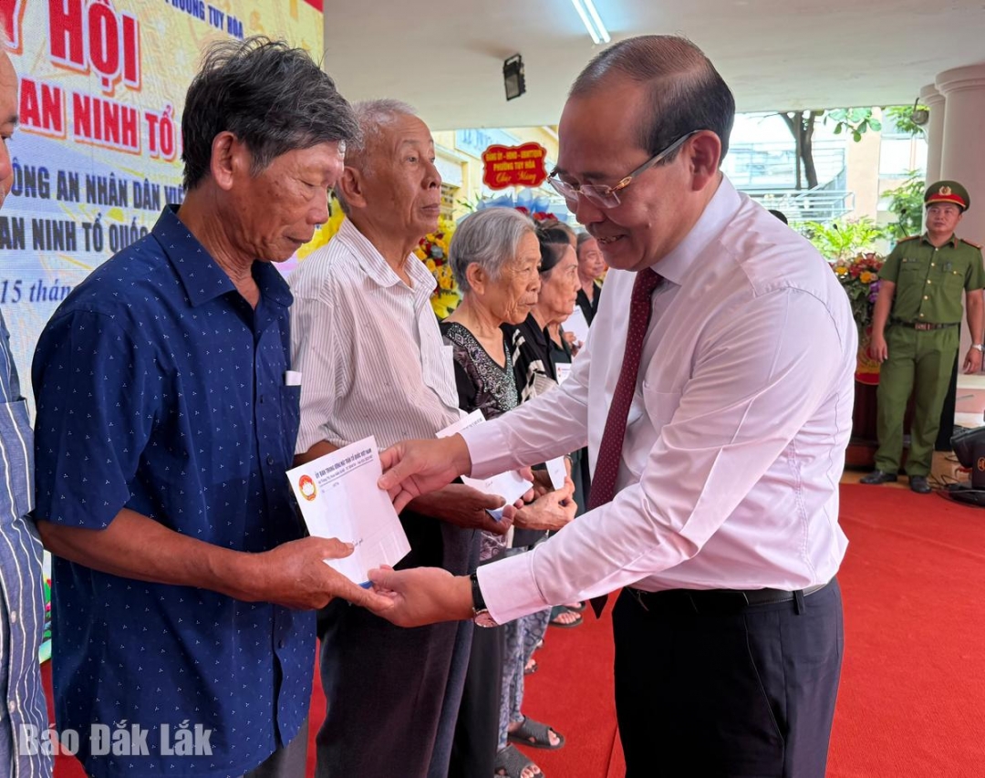 Đồng chí Hoàng Công Thủy, Phó Chủ tịch Ủy ban Trung ương MTTQ Việt Nam tặng quà cho người dân nghèo, gia đình chính sách