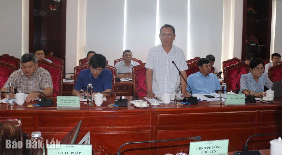Đại diện Chi cục Chăn nuôi và Thú y tỉnh trình bày về tình hình dịch tả lợn châu Phi.
