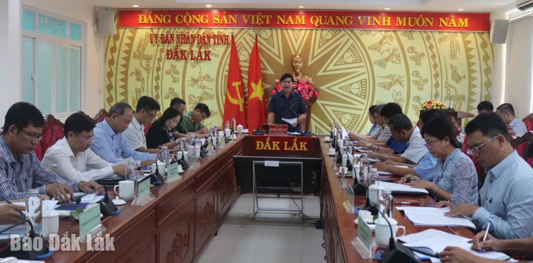 Phó Chủ tịch UBND tỉnh Nguyễn Thiên Văn kết luận tại cuộc họp.