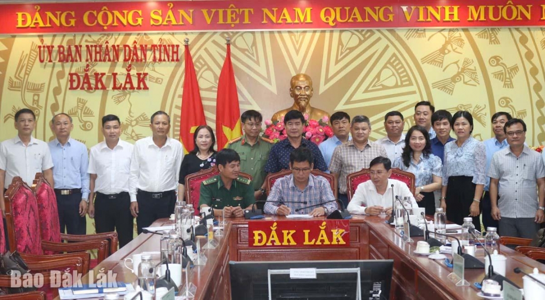 Đại diện các sở, ngành, địa phương ký kết giao ước.