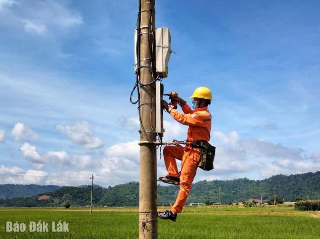 Nhân viên điện lực Đắk Lắk thay công tơ điện tử.