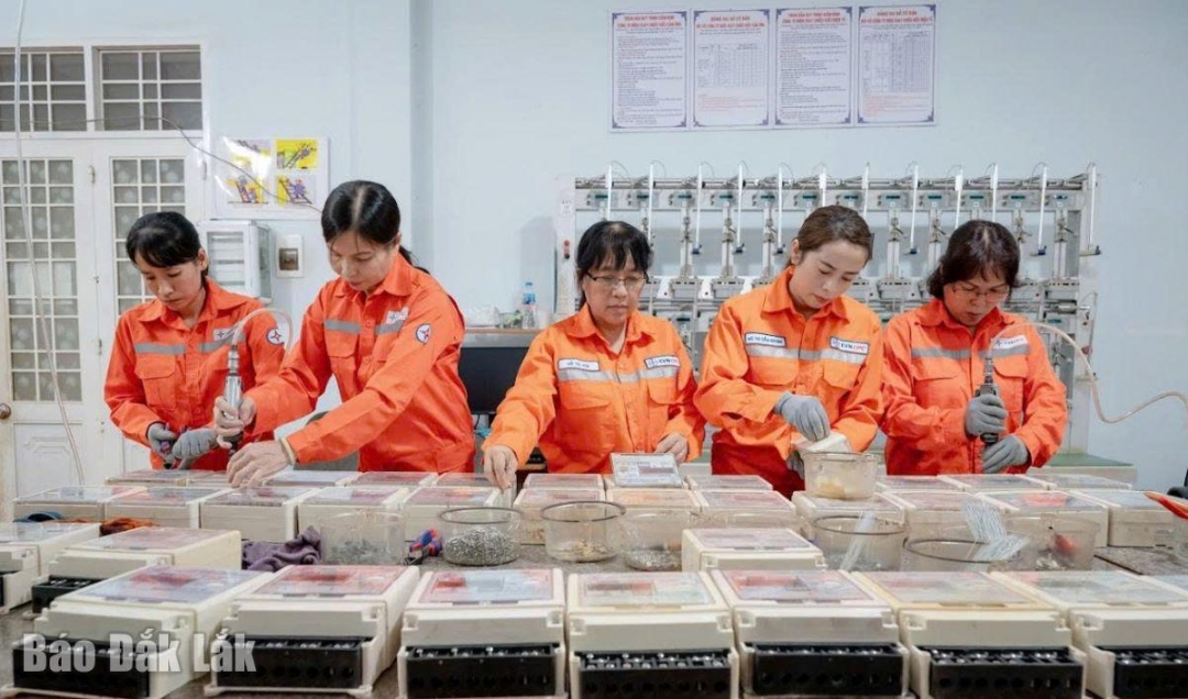 nhân viên của Trung tâm thí nghiệm điện Đắk Lắk thực hiện kiểm định hệ thống đo đếm