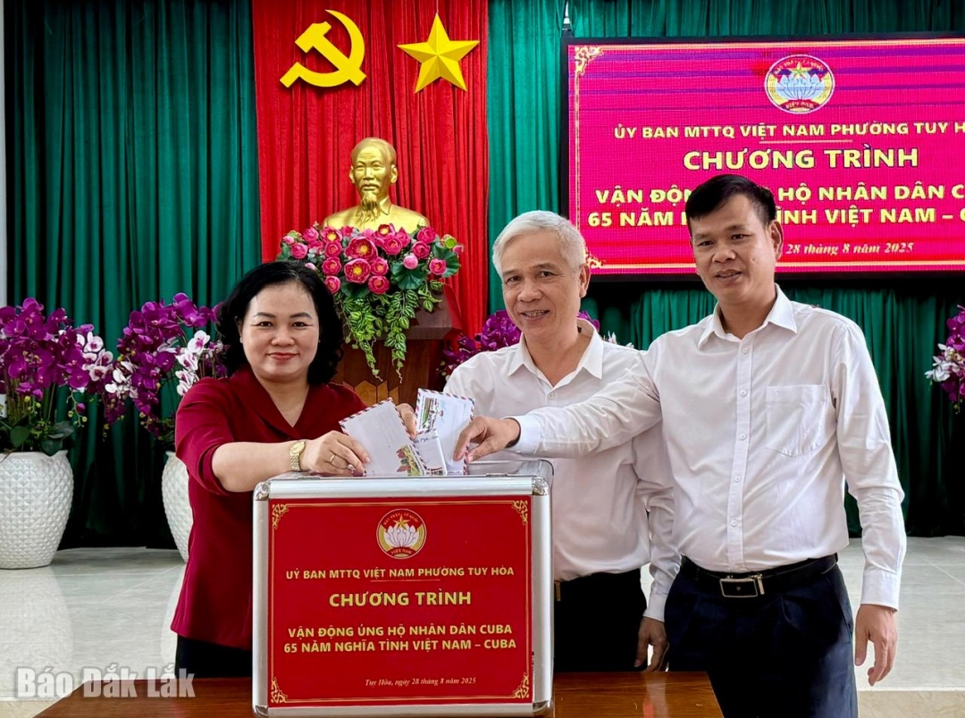 Các đồng chí lãnh đạo phường Tuy Hòa tham gia quyên góp ủng hộ tại chương trình.