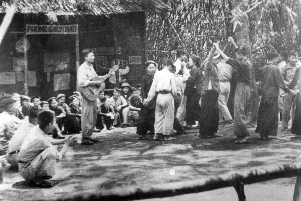Sinh hoạt văn nghệ của cơ quan trong kháng chiến chống Pháp. Ảnh tư liệu: Tạp chí Văn hóa Nghệ thuật