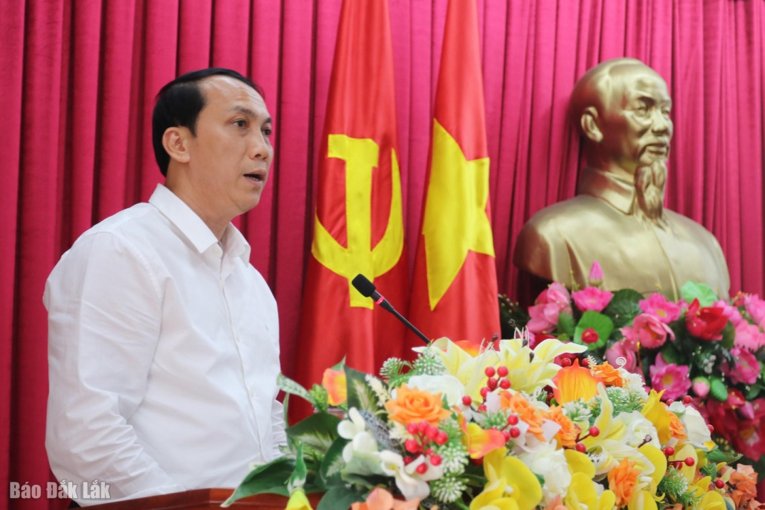 Nguyễn Đình Viên, Ủy viên Ban Thường vụ Tỉnh ủy, Chánh Văn phòng Tỉnh ủy, Phó Trưởng Tiểu ban Tổ chức phục vụ Đại hội công bố các quyết định về việc bổ sung, kiện toàn Tiểu ban Tổ chức phục vụ Đại hội và thành lập Tổ giúp việc Tiểu ban.