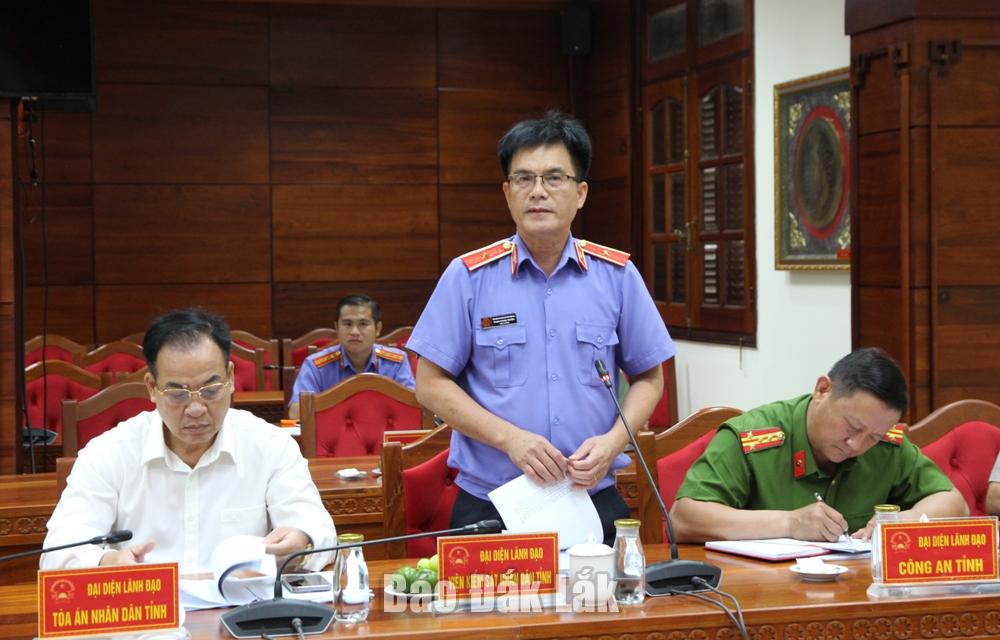 Viện trưởng Viện KSND tỉnh Phạm Trung Thuận báo cáo công tác của ngành kiểm sát tại buổi làm việc.