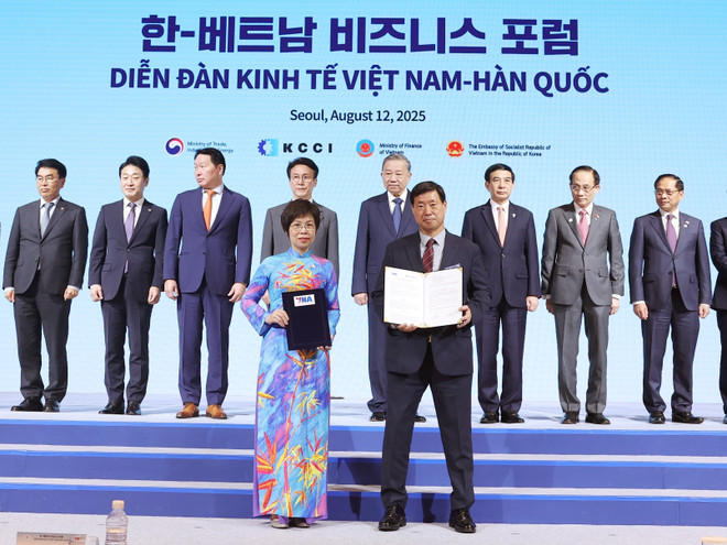Tổng giám đốc TTXVN Vũ Việt Trang và ông Hwang Dae-il, Chủ tịch Hãng thông tấn Yonhap trao Thoả thuận hợp tác nghiệp vụ trong giai đoạn mới. Ảnh: TTXVN)