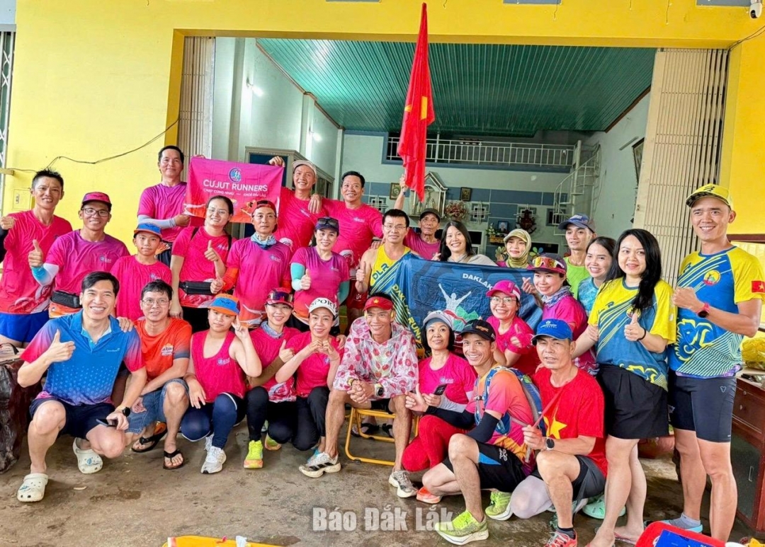 Nguyễn Văn Long được Dak Lak Runners nồng nhiệt đón chào.