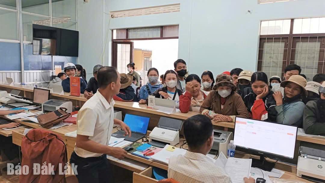 Người dân đến giải quyết hồ sơ thủ tục hành chính tại Trung tâm Phục vụ hành chính công xã Cư Pui. 