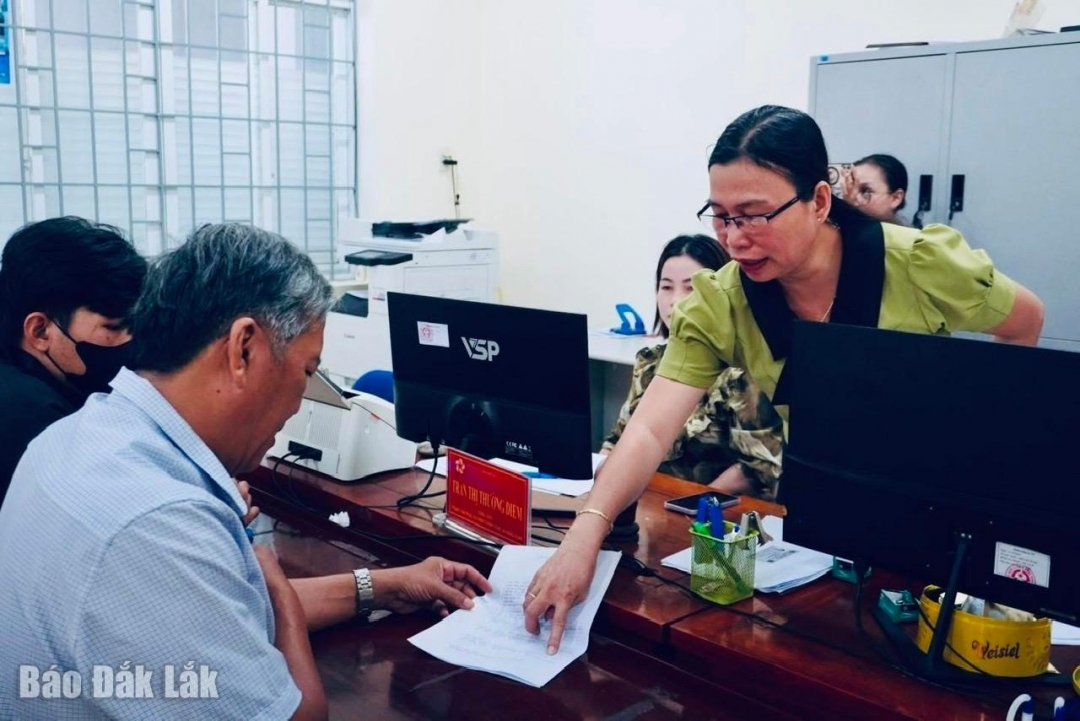 Cả hệ thống chính trị xã Đồng Xuân nỗ lực thực hiện hiệu quả mô hình chính quyền hai cấp. Trong ảnh: Người dân nộp thủ tục hành chính tại Trung tâm Phục vụ hành chính công xã.