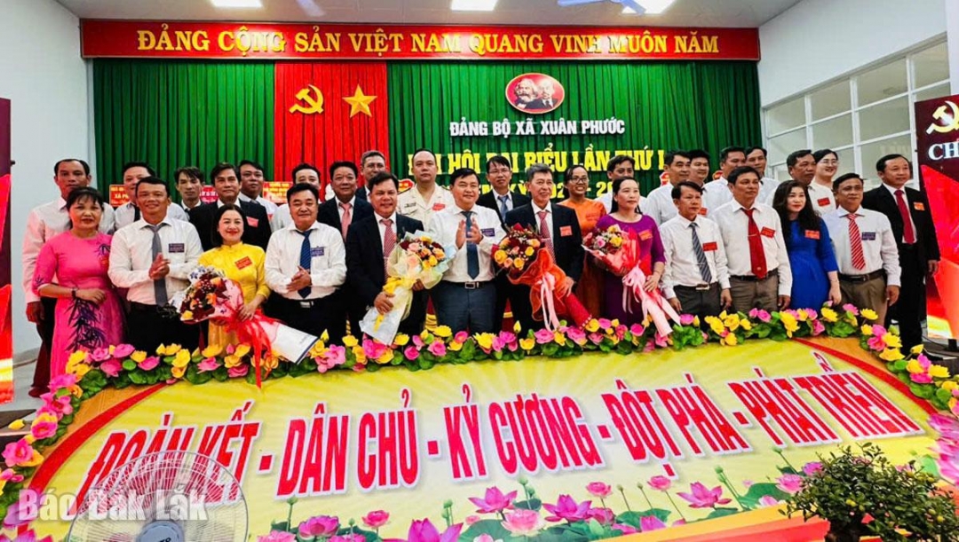 Ban Chấp hành Đảng bộ xã Xuân Phước, nhiệm kỳ 2025 - 2030 ra mắt đại hội.