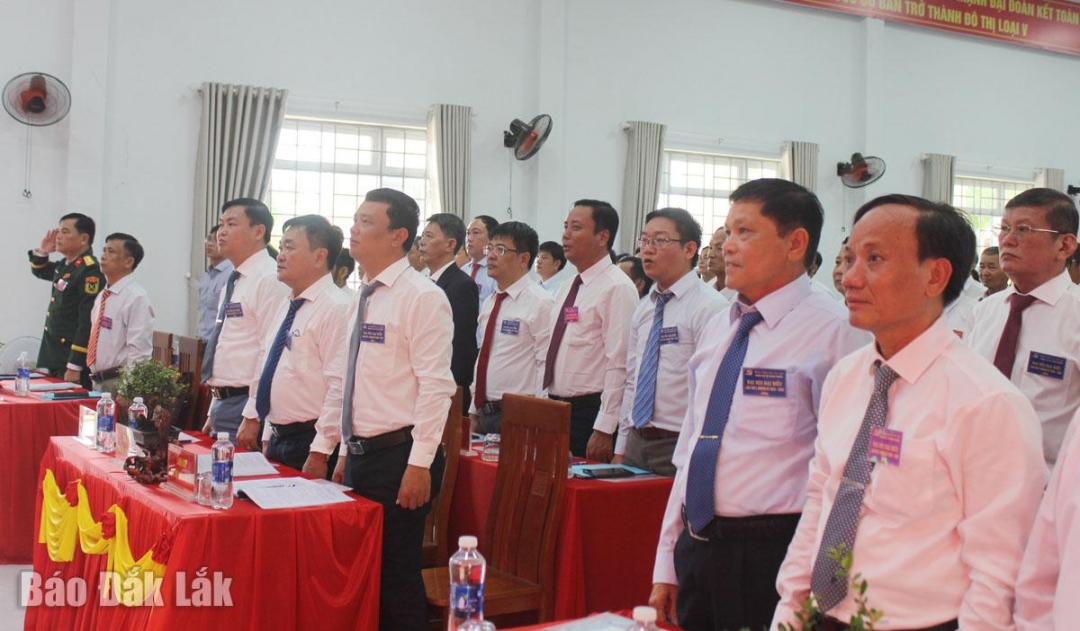 Các đại biểu thực hiện nghi thức chào cờ.