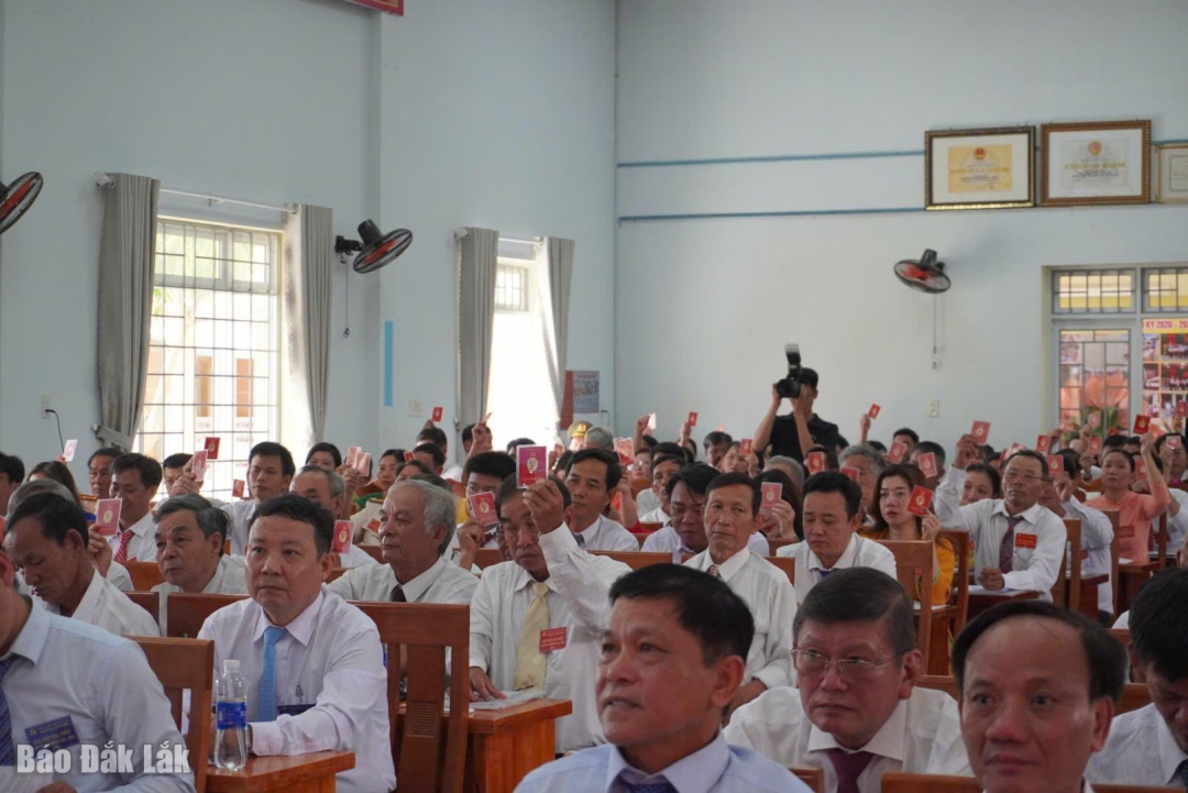 Các đại biểu biểu quyết thông qua các chỉ tiêu đại hội.