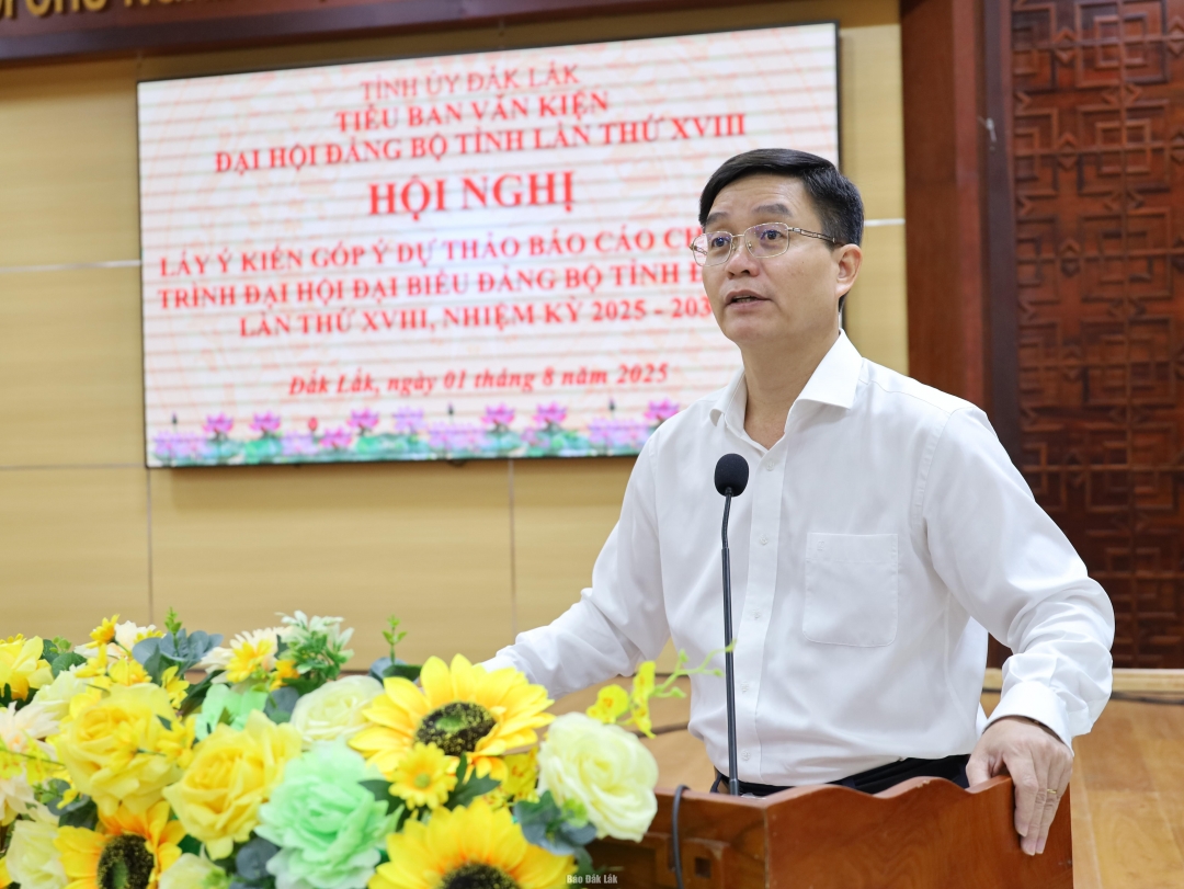 Ủy viên Trung ương Đảng, Bí thư Tỉnh ủy Đắk Lắk, Trưởng Tiểu ban Văn kiện Đại hội Đảng bộ tỉnh Nguyễn Đình Trung phát biểu tại hội nghị.