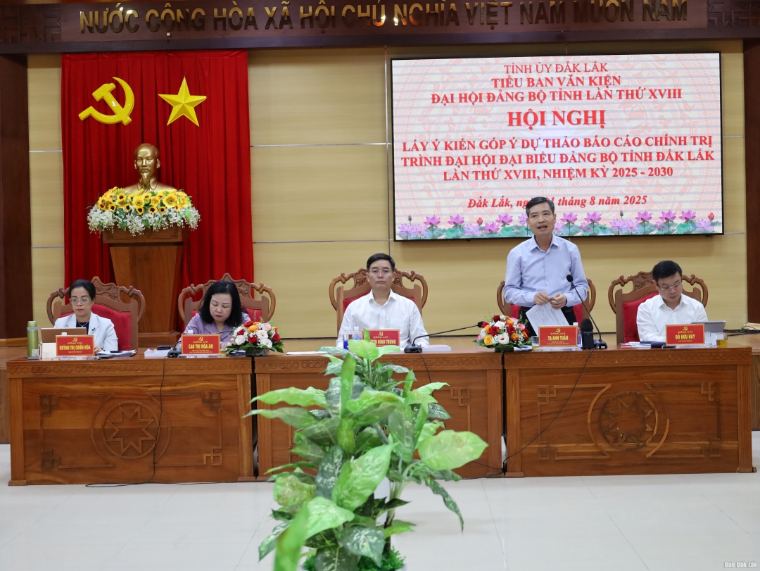 Đồng chí Tạ Anh Tuấn, Phó Bí thư Tỉnh ủy, Chủ tịch UBND tỉnh phát biểu làm rõ hơn một số kết quả về kinh tế - xã hội trong nhiệm kỳ 2025 - 2030.
