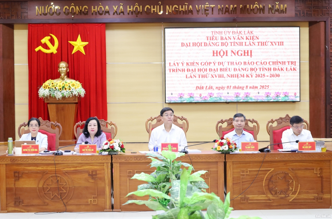Các đồng chí Thường trực Tỉnh ủy chủ trì hội nghị.