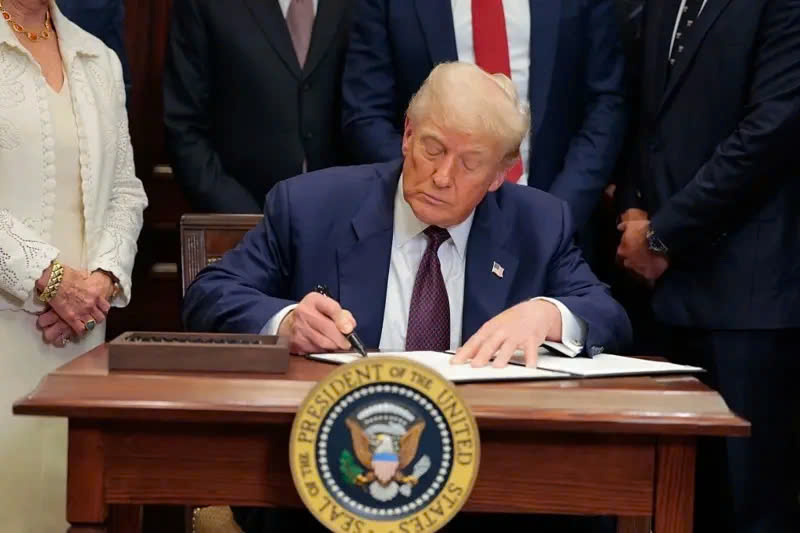 Ông Trump ký sắc lệnh hành pháp vào ngày 31/7 giờ Mỹ. Ảnh: Getty.