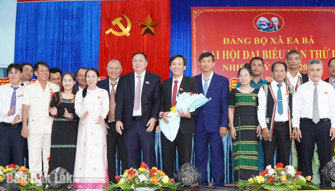 Ban Chấp hành Đảng bộ xã Ea Bá nhiệm kỳ 2025 - 2030 ra mắt đại hội.