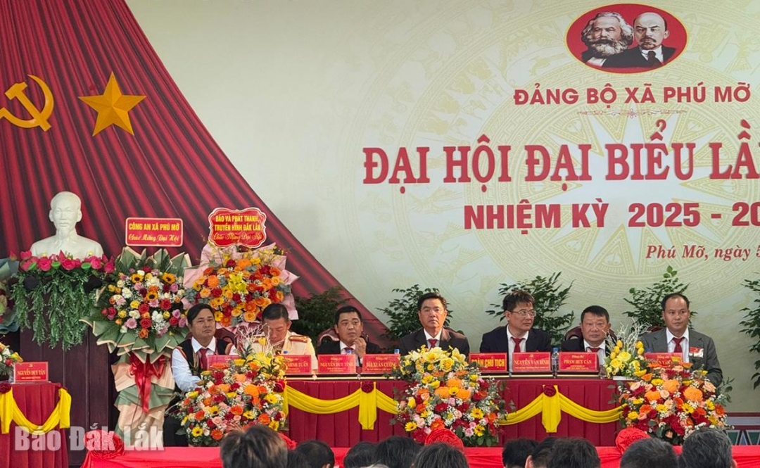 Đoàn Chủ tịch điều hành đại hội.
