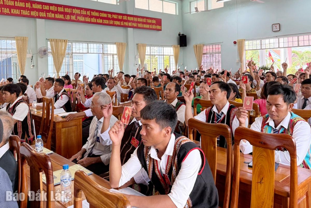 Các đại biểu biểu quyết thông qua nghị quyết tại đại hội.