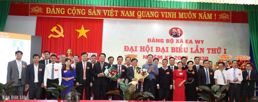Lãnh đạo tỉnh tặng hoa chúc mừng Ban Chấp Đảng bộ xã Ea Wy khóa I, nhiệm kỳ 2025 - 2030.