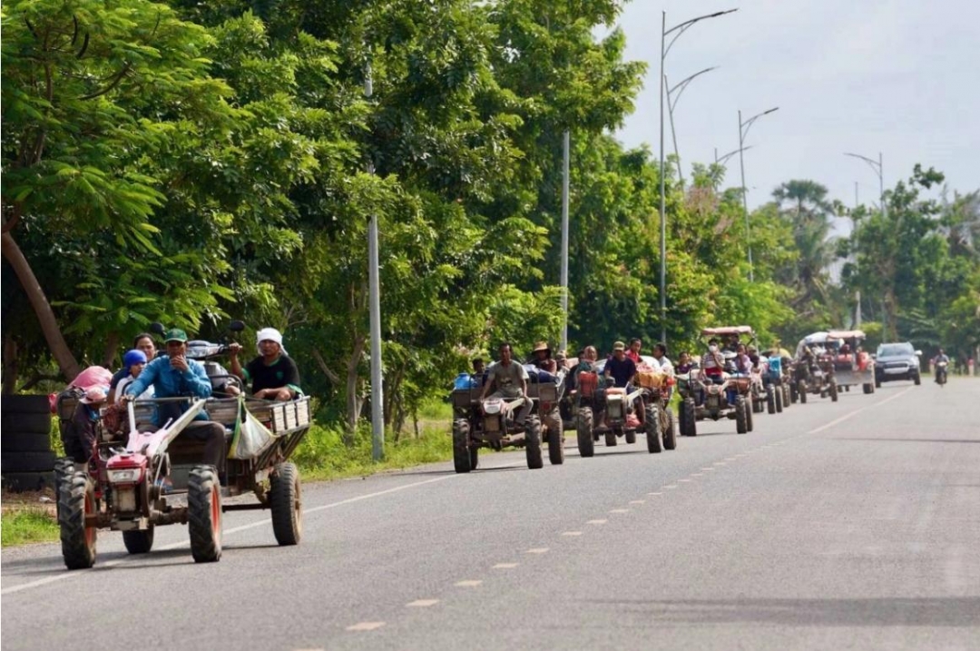 Người dân Campuchia trên đường về nhà. Ảnh: VOV