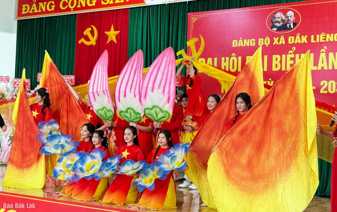 Chương trình văn nghệ chào mừng Đại hội.
