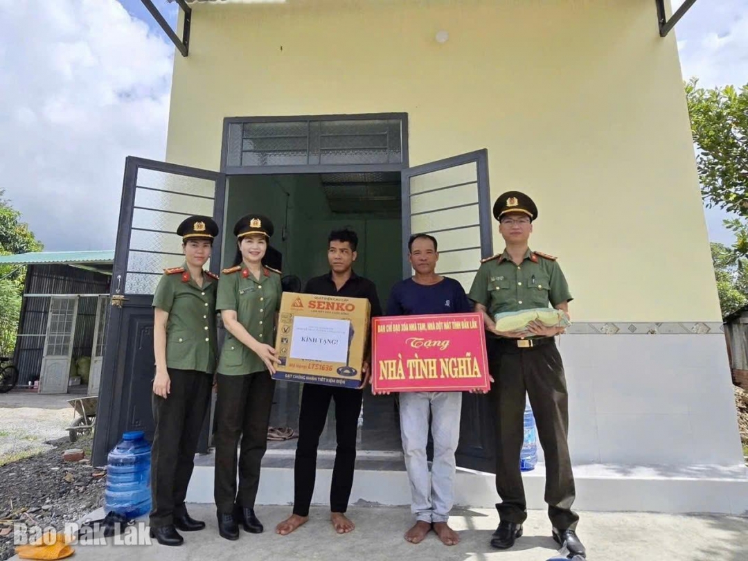 Tặng đồ dùng sinh hoạt và nhu yếu phẩm cho người dân.