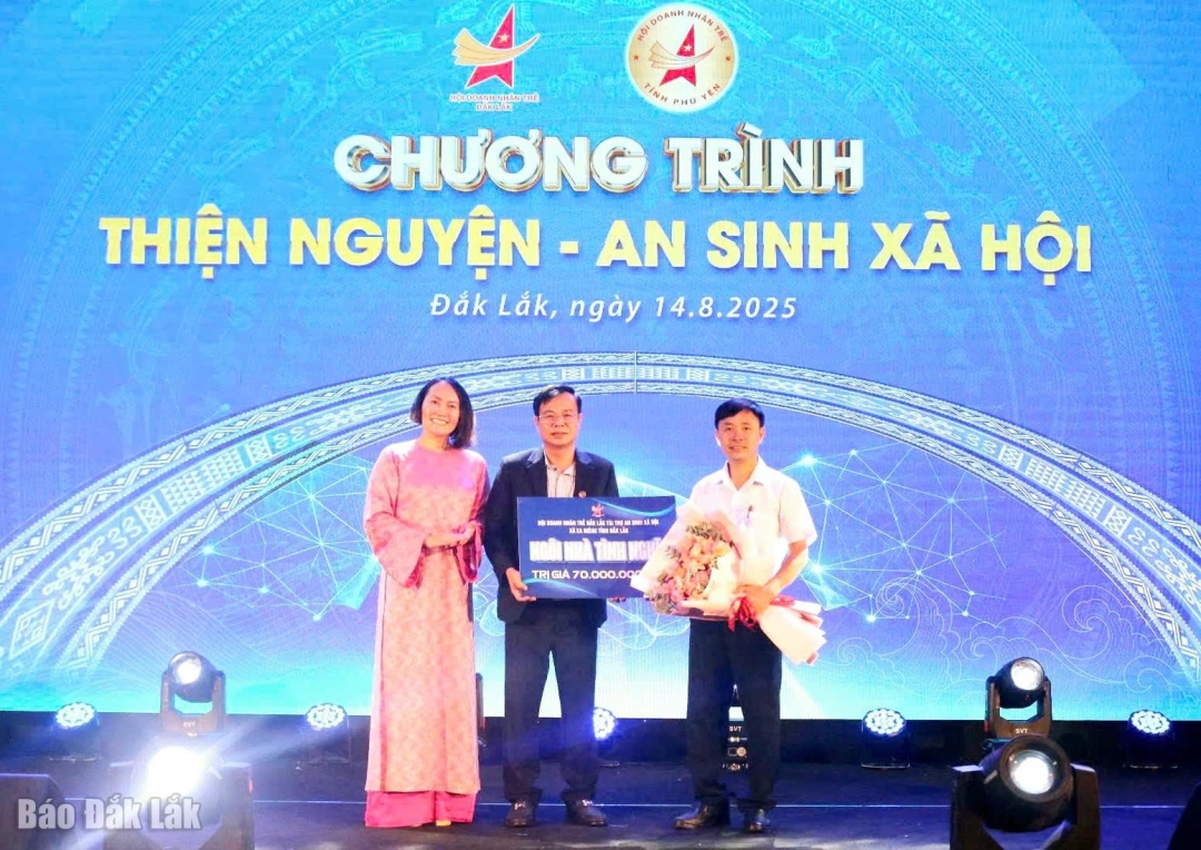 Hội doanh nhân trẻ tỉnh Đắk Lắk trao giấy chứng nhận cho 8 hội viên mới; đồng thời trao 1 căn Nhà tình nghĩa tặng xã Ea Riêng