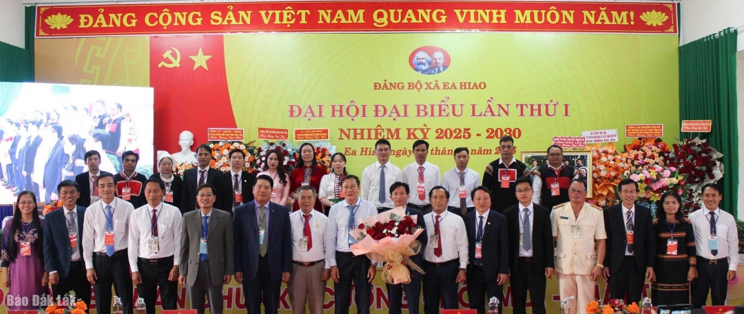Ban Chấp hành Đảng bộ xã Ea Hiao khóa I, nhiệm kỳ 2025 -  2030 ra mắt tại đại hội.