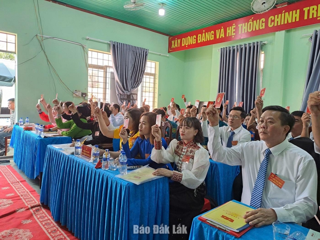 Đại biểu thực hiện biểu quyết các chỉ tiêu cuả nghị quyết