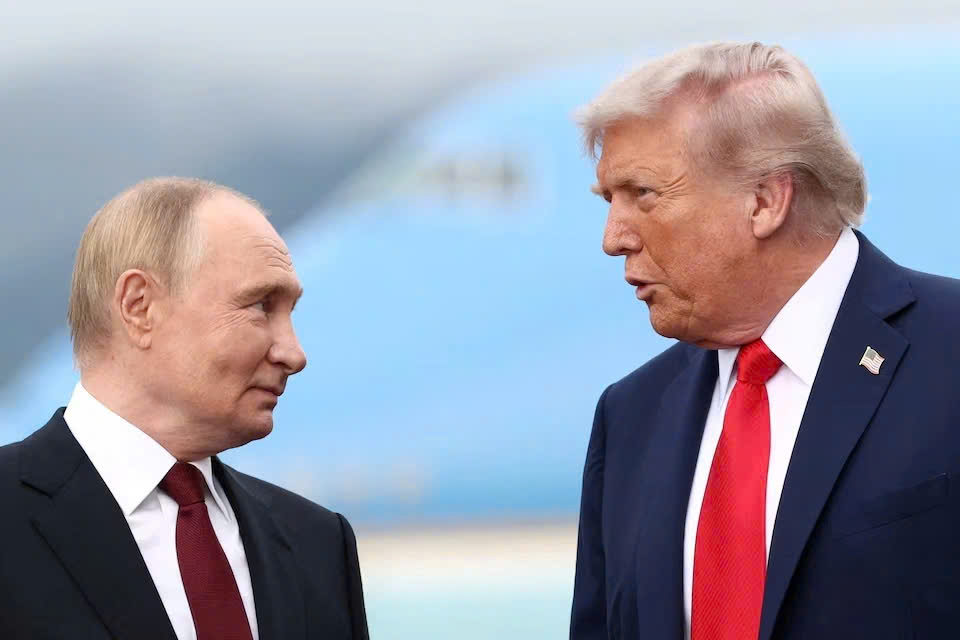 Tổng thống Mỹ Donald Trump và Tổng thống Nga Vladimir Putin tại căn cứ liên hợp Elmendorf-Richardson ở Anchorage, Alaska, ngày 15/8/2025. Ảnh: Reuters