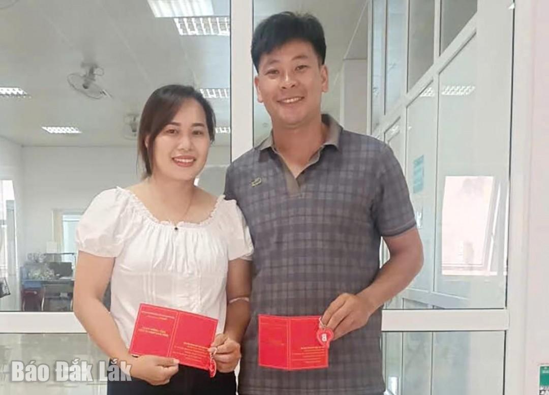 Vợ chồng chị Nguyễn Thị Nữ vượt quãng đường hơn 50 km tham gia hiến máu cứu người.
