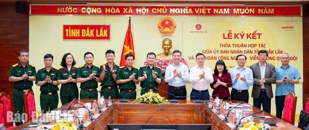 Lãnh đạo tỉnh Đắk Lắk và Tập đoàn Viettel chụp ảnh lưu niệm sau lễ ký kết thoả thuận hợp tác.