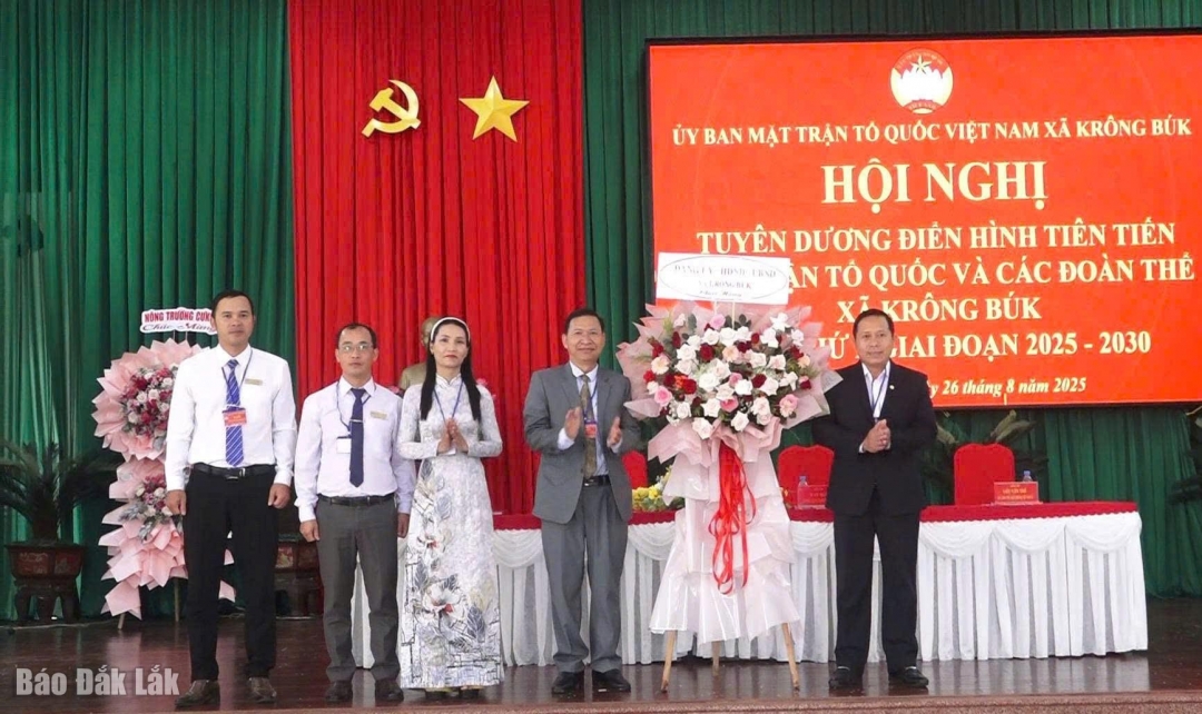 Bí thư Đảng ủy xã Hoàng Kiên Cường tặng hoa chúc mừng hội nghị