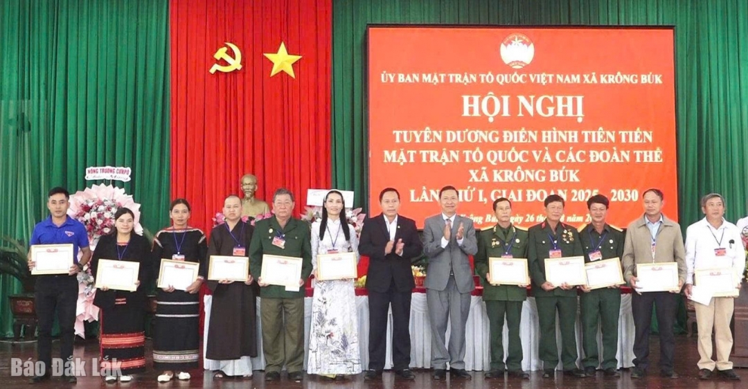 Lãnh đạo xã Krông Búk tặng giấy khen cho các tập thể.