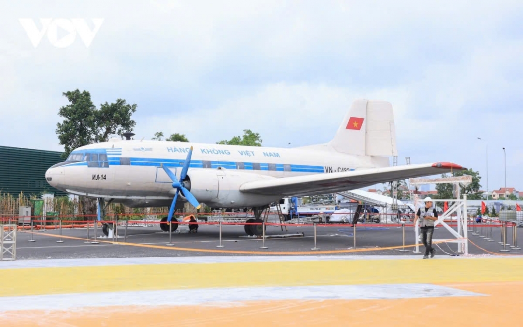 Máy bay IL14 mang số hiệu VN-C482 được Chính phủ Liên Xô cũ tặng riêng cho Chủ tịch Hồ Chí Minh. 