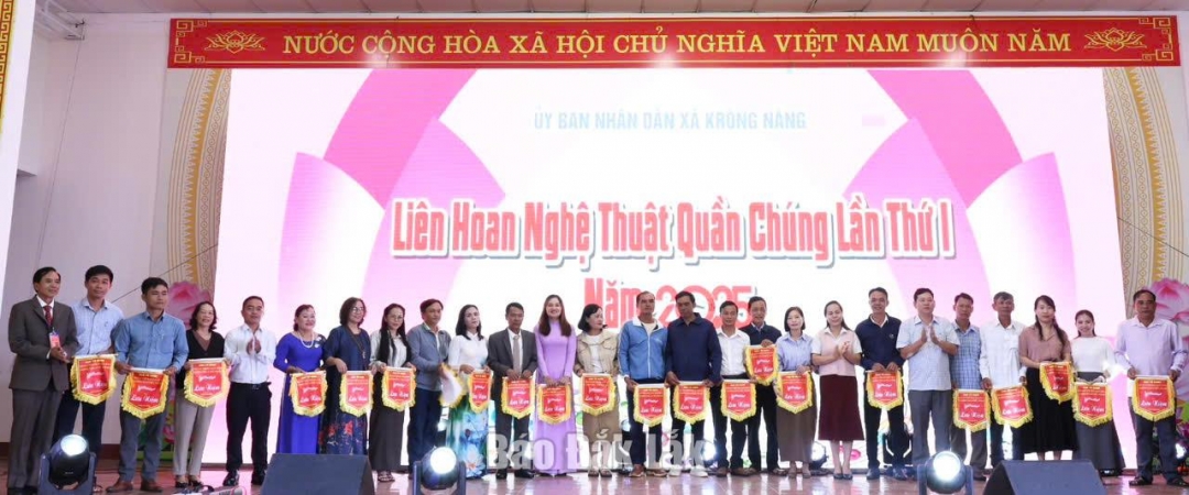 Ban tô chức tao cờ lưu niệm các đơn vị tham gia Liên hoan.