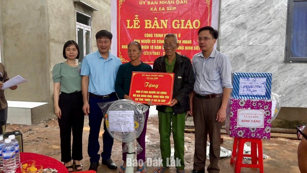 Lãnh đạo xã Ea Súp bàn giao nhà mới cho gia đình người có công