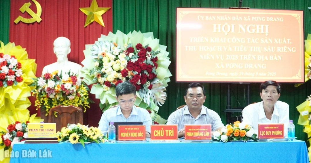 Đoàn chủ tịch chủ trì hội nghị.