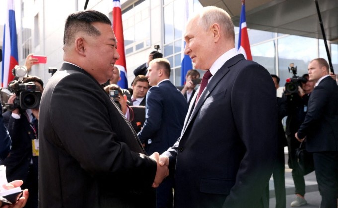 Tổng thống Putin (phải) và Chủ tịch Triều Tiên Kim Jong-un bắt tay trước chuyến thị sát sân bay vũ trụ Vostochny Cosmodrome của Nga ở vùng Amur, Viễn Đông ngày 13/9. Ảnh: AFP