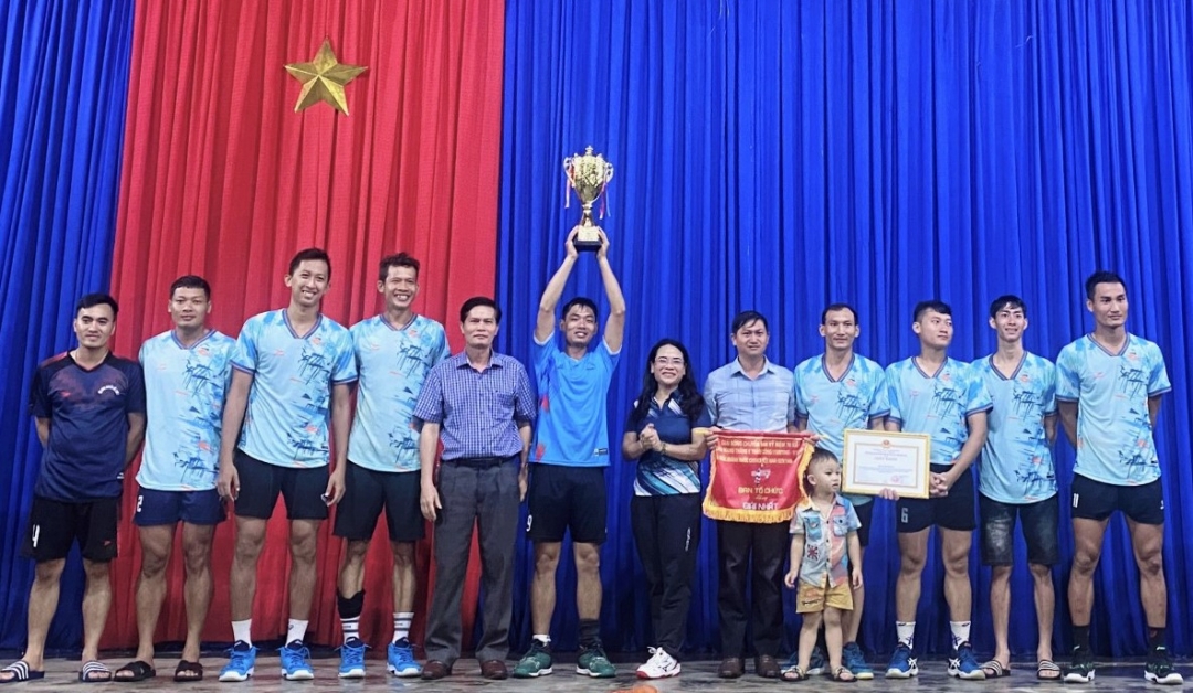Ban tổ chức trao cúp Vô địch cho đội bóng chuyền xã Buôn Triết.