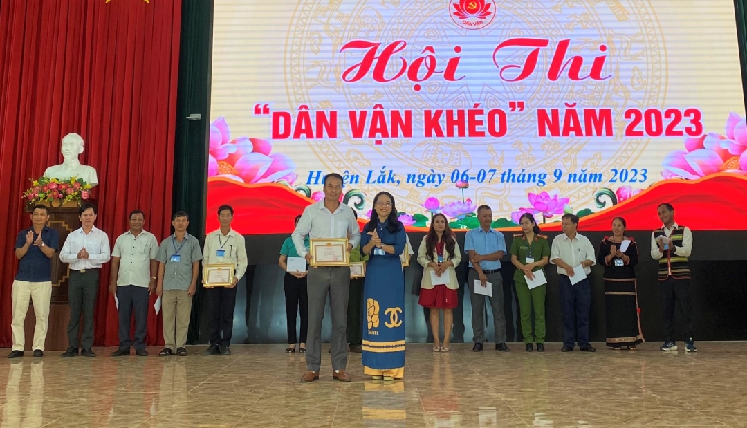 Ban tổ chức trao giải Nhất cho đội thi Đảng ủy xã Buôn Tría.